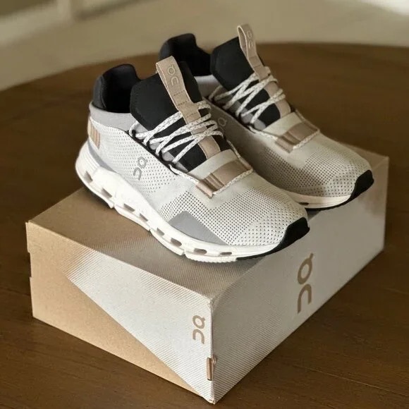 On Running Shoes - On Running Women's White and Black Sneakers🥙🥙